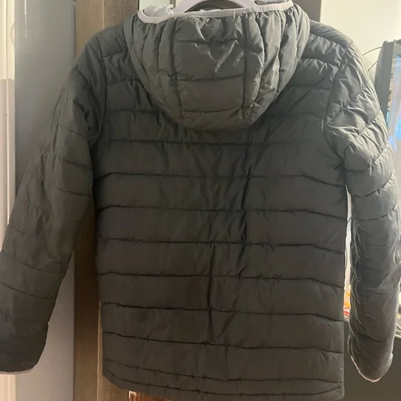 Boys Umbro Black with red accents Fits like a 14 - Picture 3 of 5